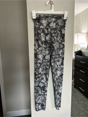 OFFLINE by Aerie Goals High Rise 7/8 Leggings Gray Floral Print size xs